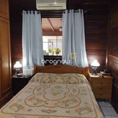 Casa com 200m², 3 quartos (sendo 1 suíte), 2 garagens, no bairro Campeche em Florianópolis