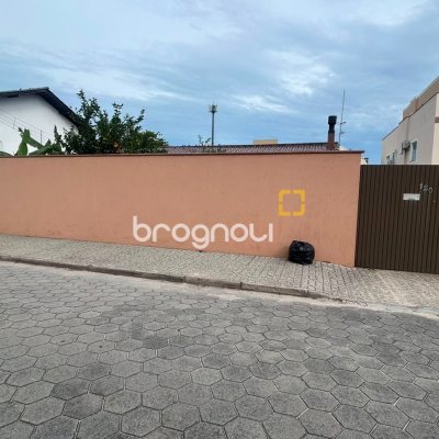 Casa com 200m², 3 quartos (sendo 1 suíte), 2 garagens, no bairro Campeche em Florianópolis