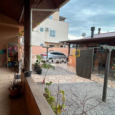 Casa com 200m², 3 quartos (sendo 1 suíte), 2 garagens, no bairro Campeche em Florianópolis