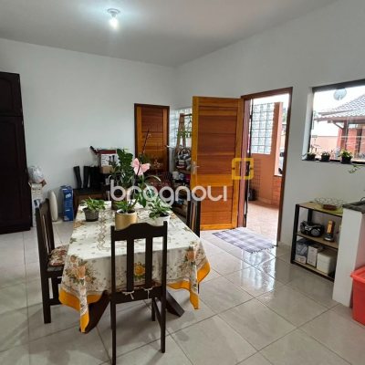 Casa com 200m², 3 quartos (sendo 1 suíte), 2 garagens, no bairro Campeche em Florianópolis