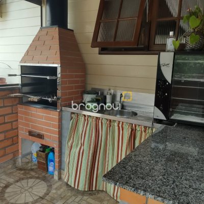 Casa com 200m², 3 quartos (sendo 1 suíte), 2 garagens, no bairro Campeche em Florianópolis