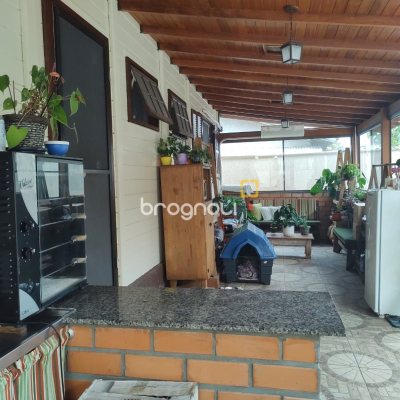 Casa com 200m², 3 quartos (sendo 1 suíte), 2 garagens, no bairro Campeche em Florianópolis