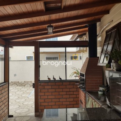Casa com 200m², 3 quartos (sendo 1 suíte), 2 garagens, no bairro Campeche em Florianópolis