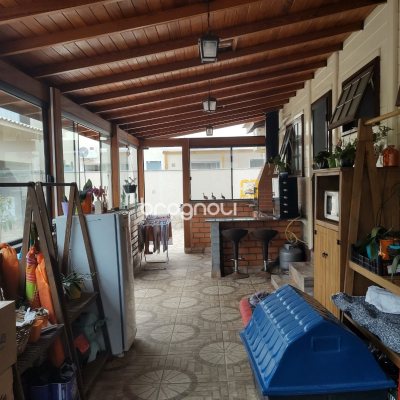 Casa com 200m², 3 quartos (sendo 1 suíte), 2 garagens, no bairro Campeche em Florianópolis