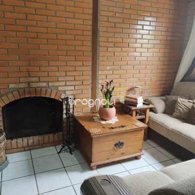 Casa com 200m², 3 quartos (sendo 1 suíte), 2 garagens, no bairro Campeche em Florianópolis