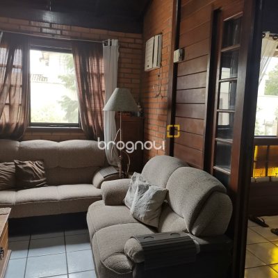Casa com 200m², 3 quartos (sendo 1 suíte), 2 garagens, no bairro Campeche em Florianópolis