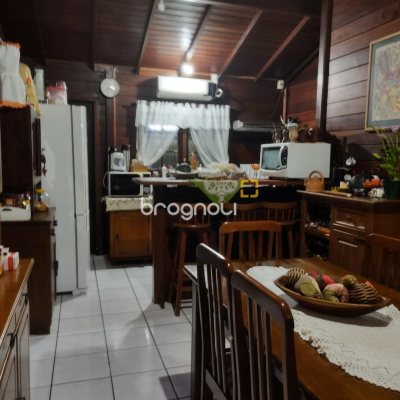 Casa com 200m², 3 quartos (sendo 1 suíte), 2 garagens, no bairro Campeche em Florianópolis