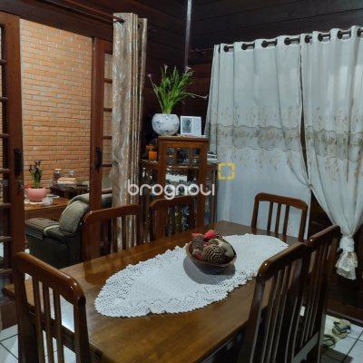 Casa com 200m², 3 quartos (sendo 1 suíte), 2 garagens, no bairro Campeche em Florianópolis