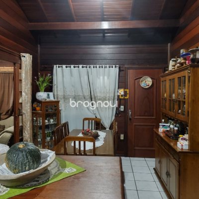 Casa com 200m², 3 quartos (sendo 1 suíte), 2 garagens, no bairro Campeche em Florianópolis
