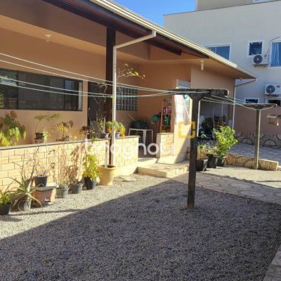 Casa com 200m², 3 quartos (sendo 1 suíte), 2 garagens, no bairro Campeche em Florianópolis