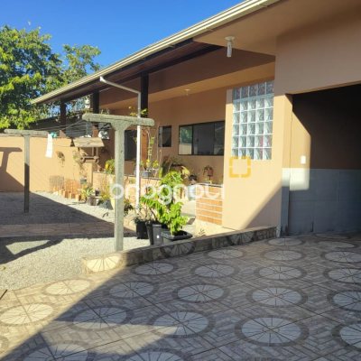 Casa com 200m², 3 quartos (sendo 1 suíte), 2 garagens, no bairro Campeche em Florianópolis
