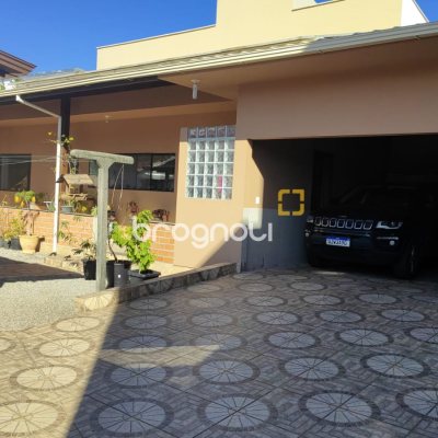 Casa com 200m², 3 quartos (sendo 1 suíte), 2 garagens, no bairro Campeche em Florianópolis