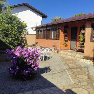 Casa com 200m², 3 quartos (sendo 1 suíte), 2 garagens, no bairro Campeche em Florianópolis