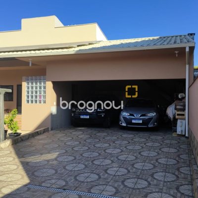 Casa com 200m², 3 quartos (sendo 1 suíte), 2 garagens, no bairro Campeche em Florianópolis