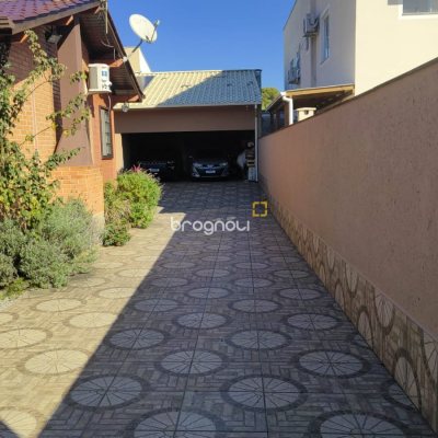 Casa com 200m², 3 quartos (sendo 1 suíte), 2 garagens, no bairro Campeche em Florianópolis