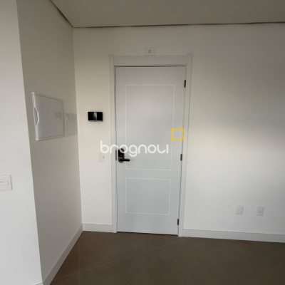 Apartamento com 47m², 1 quarto, 1 garagem, no bairro Coqueiros em Florianópolis