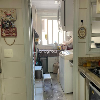 Apartamento com 88m², 3 quartos (sendo 1 suíte), 2 garagens, no bairro Itacorubi em Florianópolis