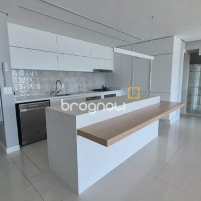Apartamento com 280m², 3 quartos (sendo 3 suítes), 4 garagens, no bairro Canasvieiras em Florianópolis