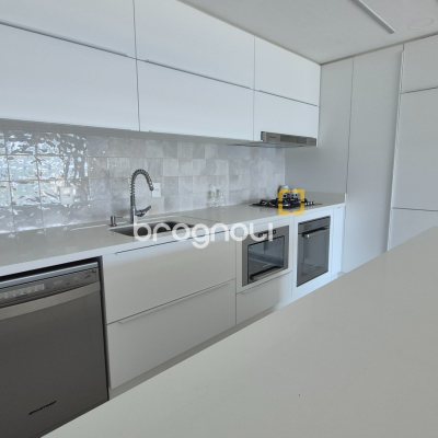 Apartamento com 280m², 3 quartos (sendo 3 suítes), 4 garagens, no bairro Canasvieiras em Florianópolis