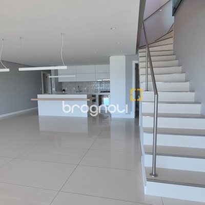 Apartamento com 280m², 3 quartos (sendo 3 suítes), 4 garagens, no bairro Canasvieiras em Florianópolis