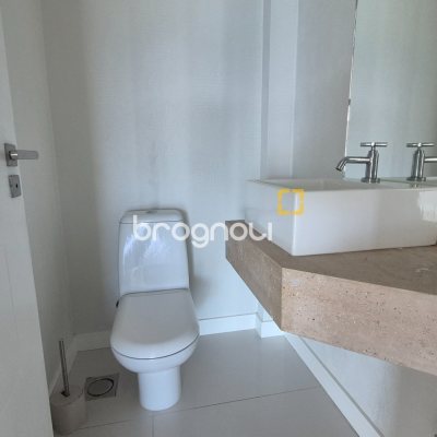 Apartamento com 280m², 3 quartos (sendo 3 suítes), 4 garagens, no bairro Canasvieiras em Florianópolis