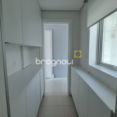 Apartamento com 280m², 3 quartos (sendo 3 suítes), 4 garagens, no bairro Canasvieiras em Florianópolis
