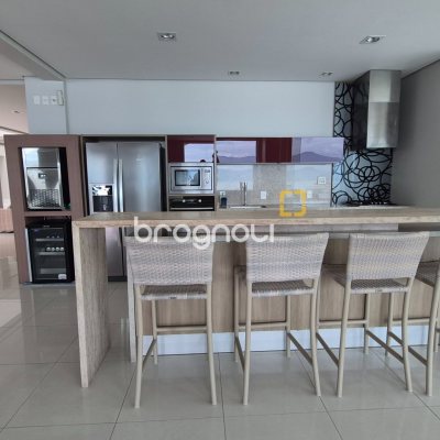 Apartamento com 280m², 3 quartos (sendo 3 suítes), 4 garagens, no bairro Canasvieiras em Florianópolis