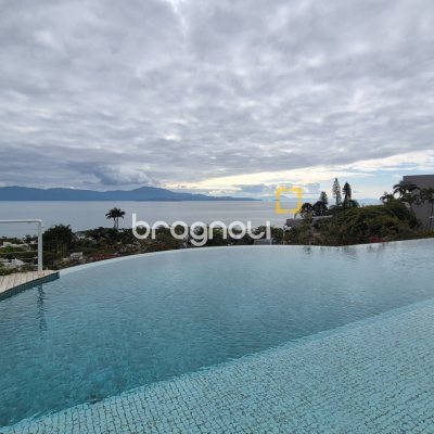 Apartamento com 280m², 3 quartos (sendo 3 suítes), 4 garagens, no bairro Canasvieiras em Florianópolis