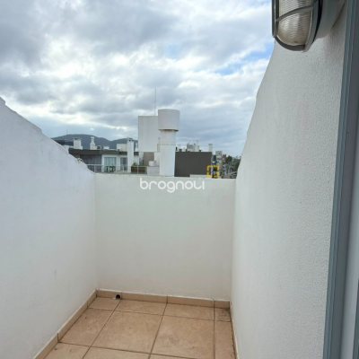 Cobertura com 172m², 3 quartos (sendo 2 suítes), 2 garagens, no bairro Campeche em Florianópolis