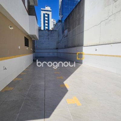 Apartamento com 79m², 2 quartos (sendo 1 suíte), 2 garagens, no bairro Centro em Florianópolis