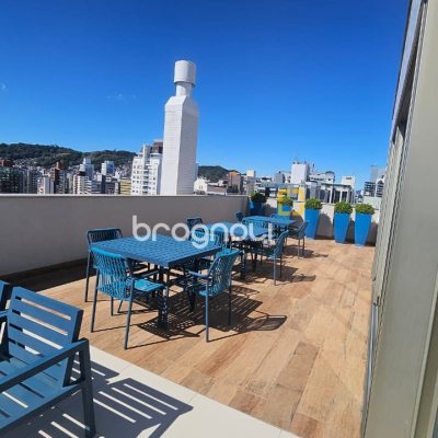 Apartamento com 79m², 2 quartos (sendo 1 suíte), 2 garagens, no bairro Centro em Florianópolis