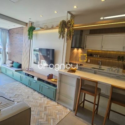 Apartamento com 79m², 2 quartos (sendo 1 suíte), 2 garagens, no bairro Centro em Florianópolis