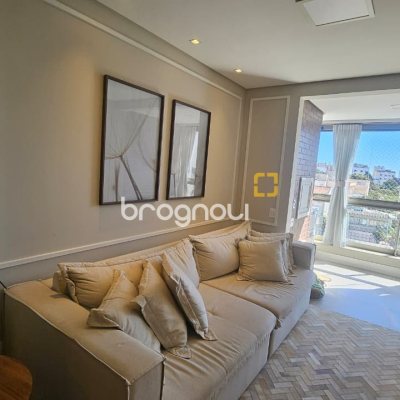 Apartamento com 79m², 2 quartos (sendo 1 suíte), 2 garagens, no bairro Centro em Florianópolis