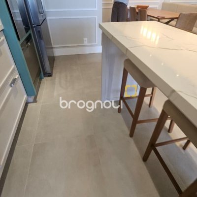 Apartamento com 79m², 2 quartos (sendo 1 suíte), 2 garagens, no bairro Centro em Florianópolis