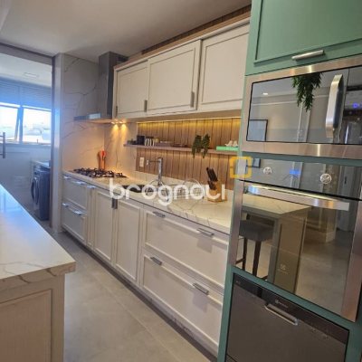Apartamento com 79m², 2 quartos (sendo 1 suíte), 2 garagens, no bairro Centro em Florianópolis