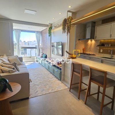 Apartamento com 79m², 2 quartos (sendo 1 suíte), 2 garagens, no bairro Centro em Florianópolis