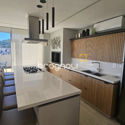 Apartamento com 79m², 2 quartos (sendo 1 suíte), 2 garagens, no bairro Centro em Florianópolis