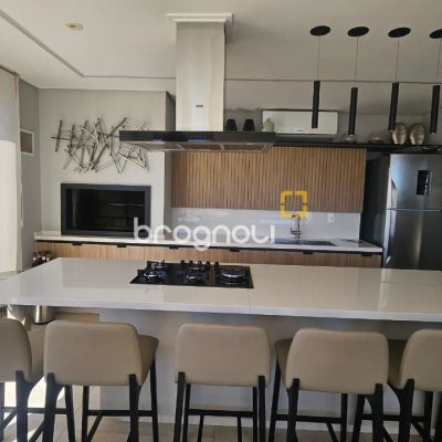 Apartamento com 79m², 2 quartos (sendo 1 suíte), 2 garagens, no bairro Centro em Florianópolis