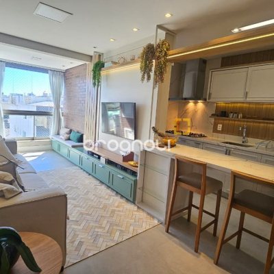 Apartamento com 79m², 2 quartos (sendo 1 suíte), 2 garagens, no bairro Centro em Florianópolis