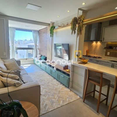 Apartamento com 79m², 2 quartos (sendo 1 suíte), 2 garagens, no bairro Centro em Florianópolis