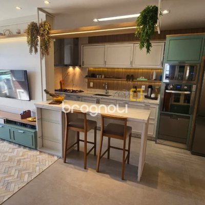 Apartamento com 79m², 2 quartos (sendo 1 suíte), 2 garagens, no bairro Centro em Florianópolis