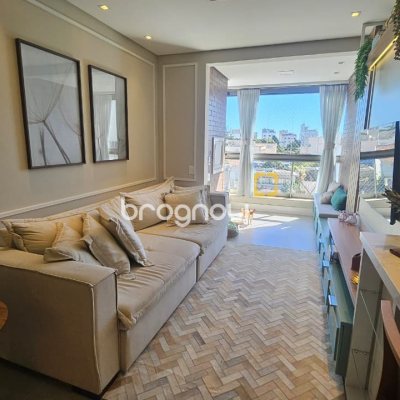 Apartamento com 79m², 2 quartos (sendo 1 suíte), 2 garagens, no bairro Centro em Florianópolis