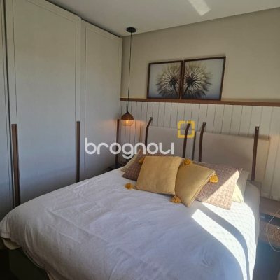 Apartamento com 79m², 2 quartos (sendo 1 suíte), 2 garagens, no bairro Centro em Florianópolis