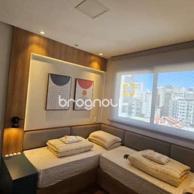 Apartamento com 79m², 2 quartos (sendo 1 suíte), 2 garagens, no bairro Centro em Florianópolis