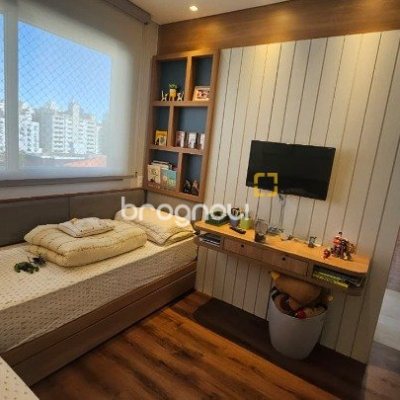 Apartamento com 79m², 2 quartos (sendo 1 suíte), 2 garagens, no bairro Centro em Florianópolis