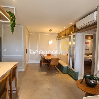 Apartamento com 79m², 2 quartos (sendo 1 suíte), 2 garagens, no bairro Centro em Florianópolis