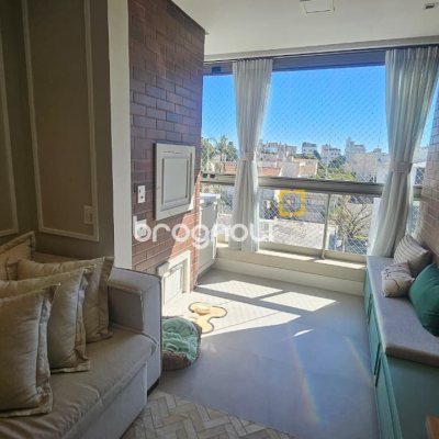 Apartamento com 79m², 2 quartos (sendo 1 suíte), 2 garagens, no bairro Centro em Florianópolis