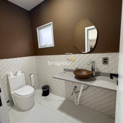 Casa de Condomínio com 212m², 3 quartos (sendo 3 suítes), 2 garagens, no bairro São João do Rio Vermelho em Florianópolis