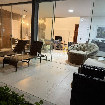 Casa de Condomínio com 212m², 3 quartos (sendo 3 suítes), 2 garagens, no bairro São João do Rio Vermelho em Florianópolis
