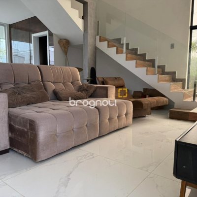Casa de Condomínio com 212m², 3 quartos (sendo 3 suítes), 2 garagens, no bairro São João do Rio Vermelho em Florianópolis